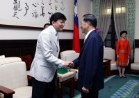 President Chen Meets with Japan Parliamentarians Shindo Yoshitaka and Mikio Shimoji.