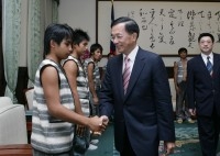 President Chen Meets with Students from Orchid Island.