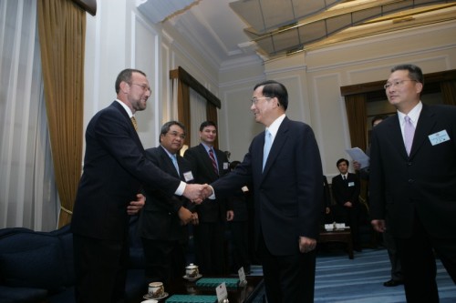 President Chen Meets with Winners of the Golden Merchants Award.