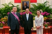 President Chen Decorates Former Japanese Prime Minister.