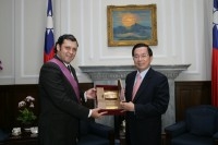 President Chen Bestows Highest Honor on Paraguay's Chamber of Deputies President.