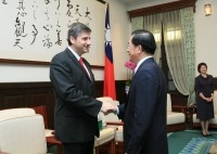 President Chen Shui-bian Meets with Foreign Guests Attending Re-opening of National Palace Museum.