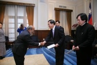Nauru Ambassador Ludwig D. Keke Presents Credentials to President Chen Shui-bian.