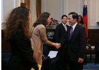 President Chen Meets Recipients of the Asia Pacific Journalism Fellowships.