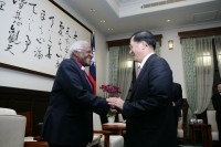 President Chen Meets Nobel Peace Laureate Desmond Tutu.