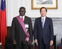 President Chen Shui-bian Bestows Honor on Solomon Islands Prime Minister.