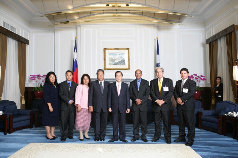 President Chen Shui-bian Meets Marshall Islands President Kessai Note and Madame Note.