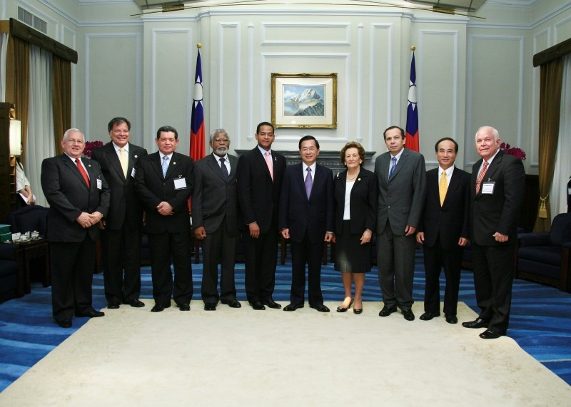 President Chen Shui-bian Meets Visiting Parliamentary Leaders from Latin America.