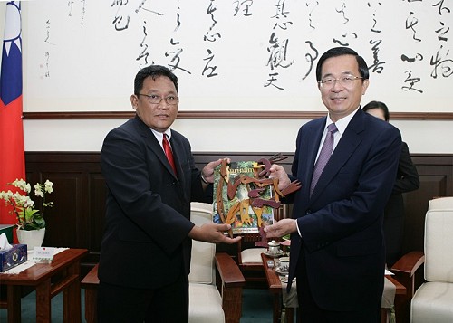 President Chen Meets Delegation of Suriname Parliamentarians.