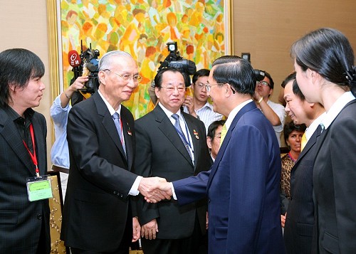 President Chen Meets with Participants Attending the 32nd World Congress of Master Tailors.