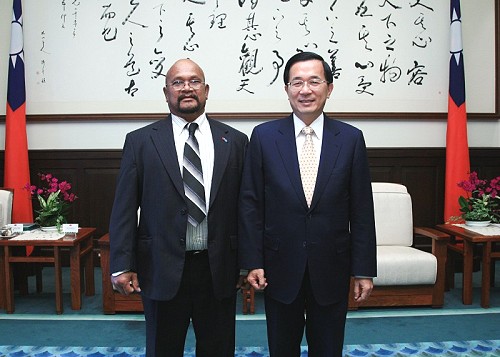 President Chen Meets Palau House of Delegates Speaker Antonio Bells.