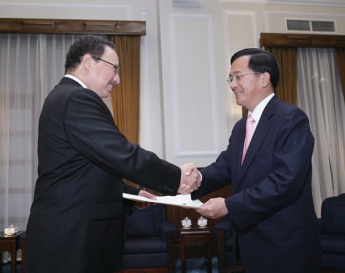 New Guatemala Ambassador to ROC (Taiwan) Presents Credentials to President Chen.