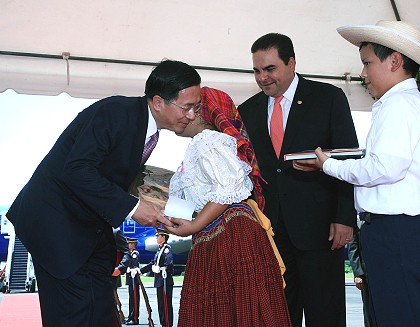 President Chen Arrives in El Salvador.