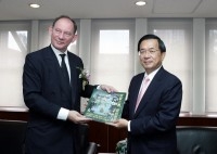 President Chen Meets European Parliament Vice-President Edward McMillan-Scott.