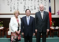 President Chen meets with the leader of the Danish People's Party Pia Kjaersgaard and her husband.