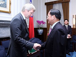 President Chen meets World Medical Association President Dr. Jon Snaedal.