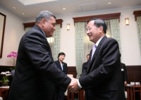 President Chen Shui-bian met with Tuvalu Prime Minister Apisai Ielemia.