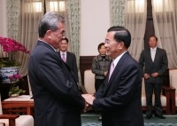 President Chen meets with the Republic of the Marshall Islands Minister of Foreign Affairs Tony deBrum. 