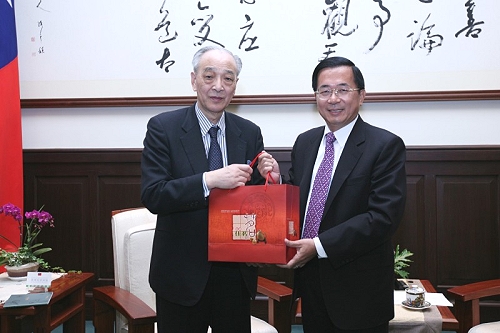 President Chen Meets Okazaki Institute Director Hisahiko Okazaki