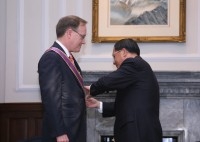 President Chen presents the Order of Brilliant Star with Grand Cordon to Mr. Torkel Patterson, the former Senior Director of Asian Affairs under the United States National Security Council. 