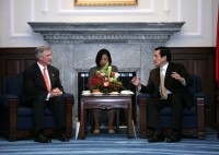 President Ma meets with former White House Chief of Staff Andrew Card. 