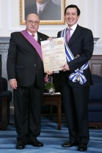 President Ma bestows the Order of Brilliant Star with Special Grand Cordon on Central American Parliament Speaker Julio Guillermo González.