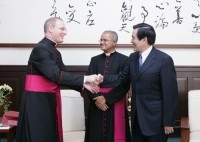 President Ma meets with the Vatican's new charge d'affairs in Taiwan, Msgr. Paul Fitzpatrick Russell, and his predecessor, Msgr. Ambrose Madtha.