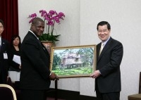 Vice President Vincent C. Siew meets with Saint Lucia Prime Minister Stephenson King. 