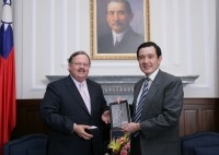 President Ma meets with a delegation of representatives from international non-governmental organizations seeking an end to capital punishment led by Professor Thomas S. Rice.