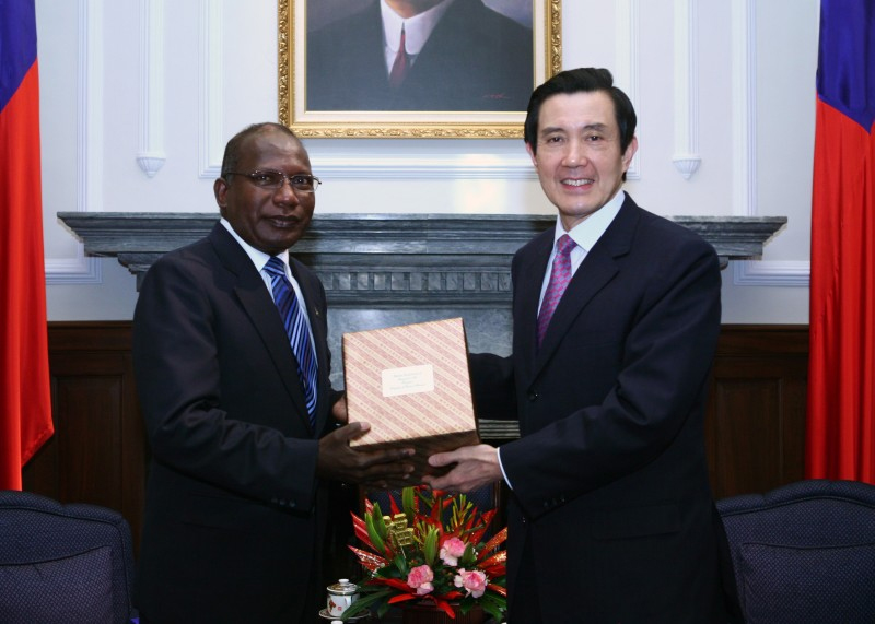 President Ma meets Solomon Islands Ambassador to the ROC Beraki Jino