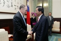 President Chen receives 2004 Nobel Economic Prize Awardee, Dr. Edward Prescott.