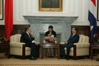 President Chen meets Costa Rican President Abel Pacheco de la Espriella.