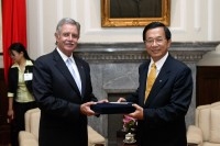 President Chen receives Guatemalan President Oscar Jose Rafael Berger Perdomo.