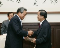 President Chen receives Former Korean Prime Minister Lee Han-dong.