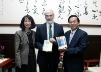 President Chen Meets with Yale University Professor and Mrs. Jonathan D. Spence.