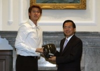 President Chen Meets with Taiwanese Baseball Star Wang Chien-ming.