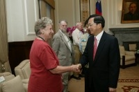 President Chen meets with the members of the International Taiwan Birding Association.