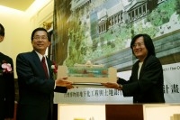 President Chen speaks at the opening of National Taiwan Museum Special Exhibition.