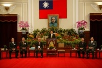 President Chen receives the award winners of the 2005 Chinese Institute of Engineers and the Japanese Specialists of the 25th Taiwan-Japan Colloquium on Technical Engineering.