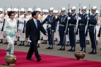 President Chen inspects anti-special forces attack and anti-airborne attack drills in Taichung.