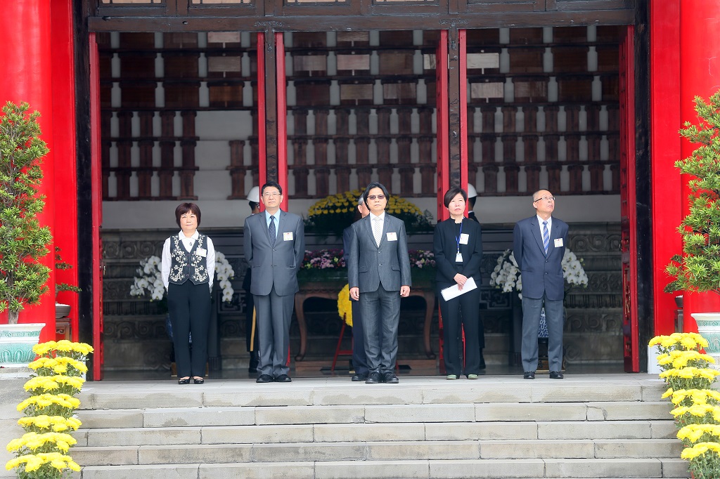 The Minister of the Interior pays respect at the Civilian-Martyrs' Shrine, accompanied by the secretaries-general of the five branches of the ROC government.