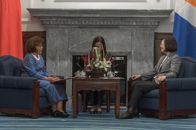 President Tsai meets Marshall Islands President Heine, and witnesses the signing of the agreements on coast guard cooperation and mutual visa waivers.