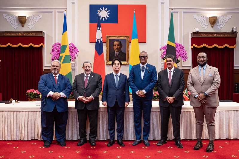 President Lai Ching-te witnesses the signing of joint communiqu&eacute;s on the establishment of diplomatic relations between Palau and St. Kitts and Nevis, as well as between Palau and St. Vincent and the Grenadines at the Presidential Office.
