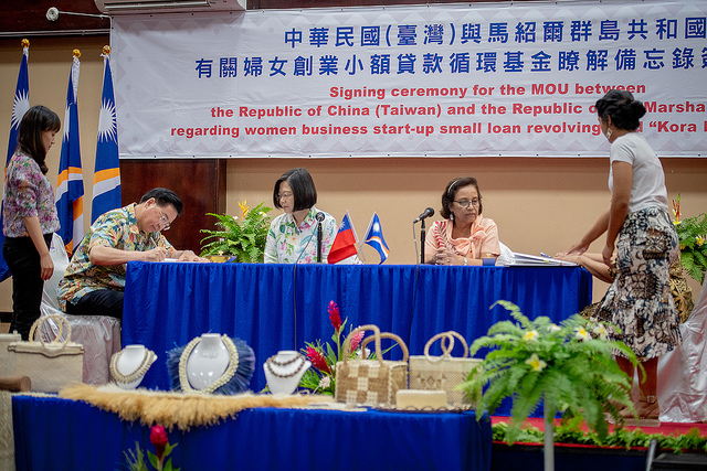 President Tsai and Marshall Islands President Heine witness the signing of the Memorandum of Understanding between the Government of the Republic of China (Taiwan) and the Government of the Republic of the Marshall Islands regarding Women Business Start-up Small Loan Revolving Fund.