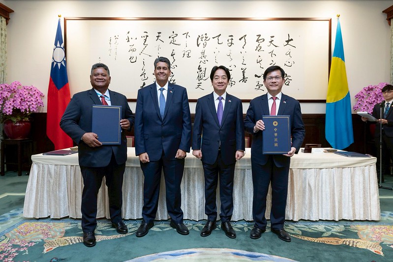 President Lai and President Whipps witness the signing of the technical cooperation agreement and the agreement on diplomatic staff training cooperation by Minister of Foreign Affairs Lin Chia-lung (林佳龍) and Palauan Minister of State Gustav Aitaro.