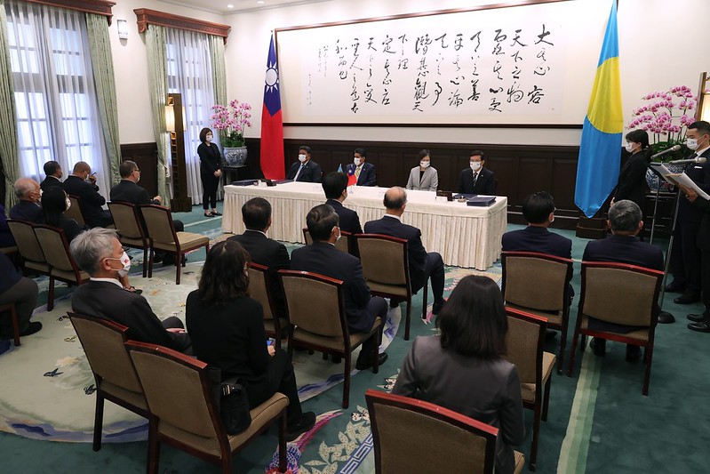 President Tsai and President Whipps&nbsp;Jr. jointly witness the signing of&nbsp;bilateral cooperation agreements.