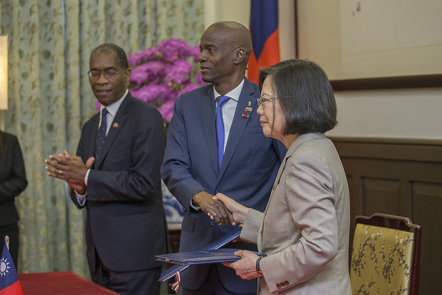 President Tsai and Haitian President Jovenel Moise shake hands after signing a joint communiqu&eacute;.