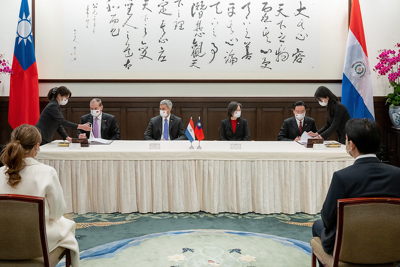 President Tsai and President Abdo Ben&iacute;tez jointly witness the signing of a bilateral agreement.