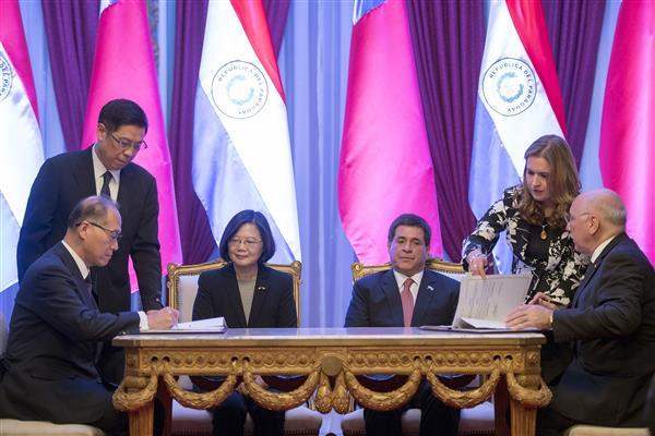 President Tsai and Paraguay President Horacio Cartes witness the signing of an Air Transport Agreement by the Foreign Ministers of the ROC and Paraguay.