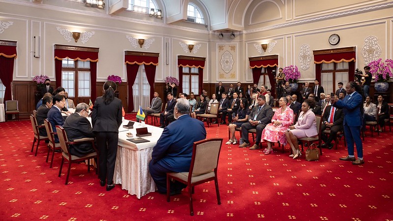 President Lai witnesses the signing of joint communiqu&eacute;s on the establishment of diplomatic relations between Palau and St. Kitts and Nevis, as well as between Palau and St. Vincent and the Grenadines at the Presidential Office.